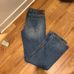 Zarajeans - Säljer dessa snygga vintage flare jeans ifrån zara, då de tyvärr inte passar mig i midjan. Jag är 172 och det går ner till marken på mig.