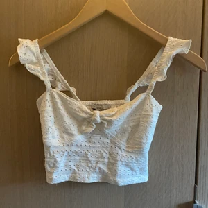 Topp - Söt topp i storlek 34/XS från pull and bear. Endast använd en gång. Swipea för att se hur den sitter på —-> 