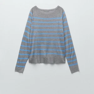 Zara tröja - Den slutsålda blårandiga tröjan från zara, använd väldigt få gånger och säker den på grund av att den är för stor för mig. 