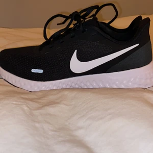 Svarta basic Nike  - Jätte coola och snygga Nike skor. Nästan aldrig använt. KÖPARE STÅR FÖR FRAKT 