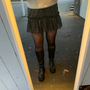 Volang kjol💕 - Super fin volang kjol som tyvärr inte kommer till användning. Kjolen är ifrån Raglady i storlek S. Utgångs priset är 150+frakt (66kr).💕❤️