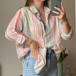 Söt skjorta i pastell🤍 - Köpt här på Plick men som tyvärr inte har kommit till användning 🥺 färgerna är tydligare och färggladare i irl! 