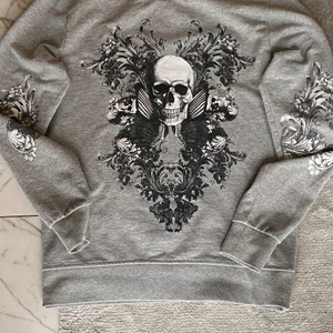 Döskalle tröja - En grå tröja men coolt print på den! Inte min stil så säljer den💕
