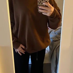 Brun Sweatshirt, storlek S - Inte andvänd nån gång, lite stor för mig. 