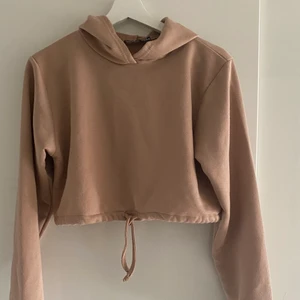 Cropped hoodie  - En skön och snygg cropped hoodie som går att dra åt i midjan, från Boohoo. Den är i storlek UK10 dvs S/M och knappt använd så i bra skick🥰 