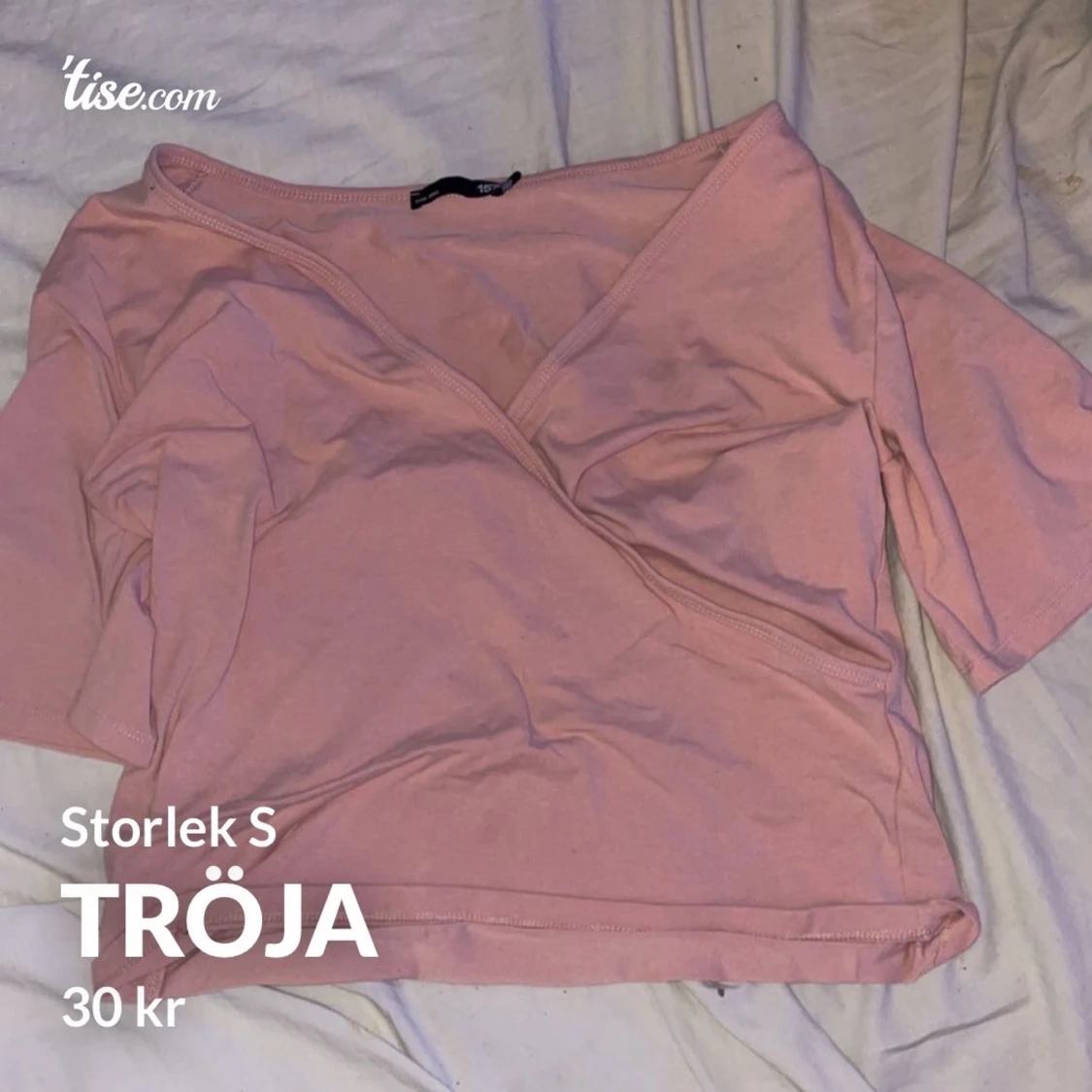 En rosa v ringad tröja 