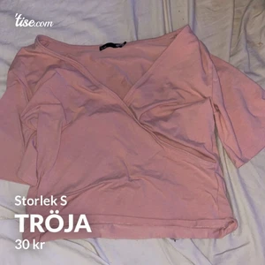 En rosa v ringad tröja  - Storlek S