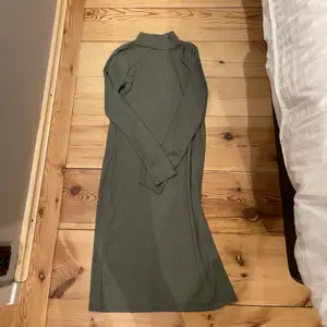 Väldigt fin NA-KD klänning som jag köpte utan att testa som tyvärr inte passar runt armarna, därav aldrig använd💜 köpare står för frakt 