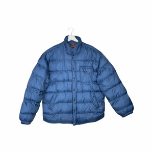 Puffar jacka - En snygg ljusblå pufferjacka från Levis. Oversized passform. Storlek L.