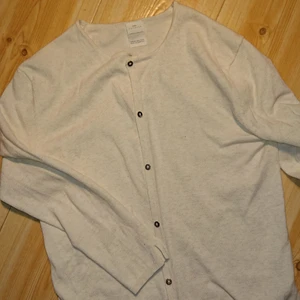 Zara kofta  - Zara kofta i benvitt med guldknappar size 164 passae en xs/s