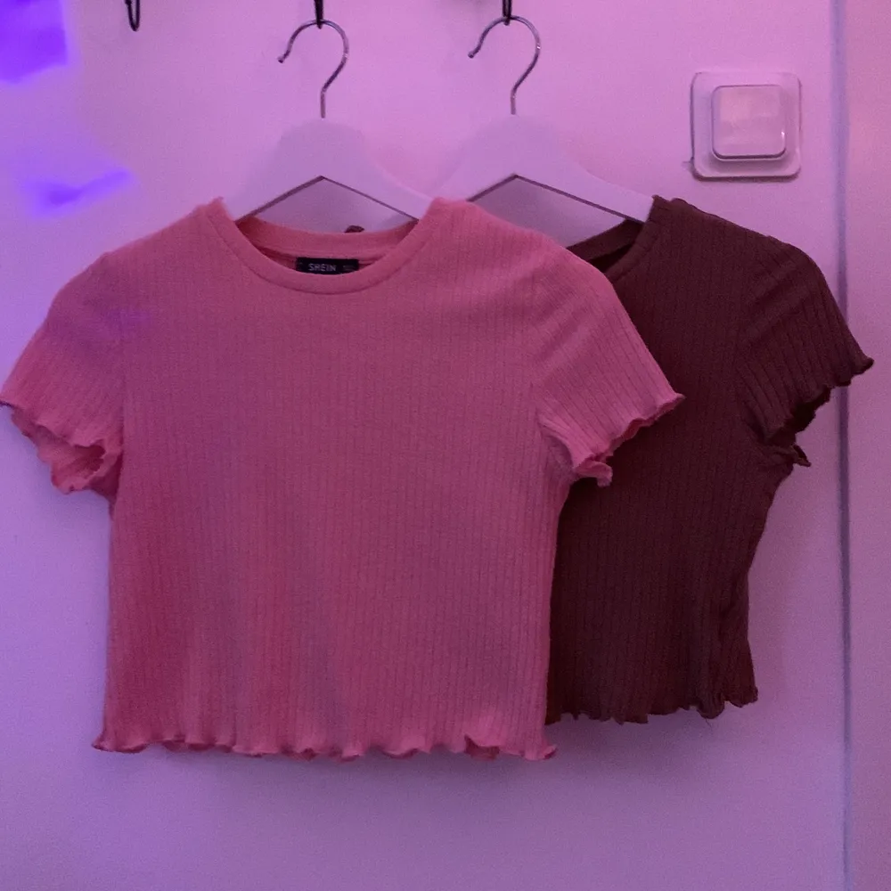  En rosa och en brun kropp topp T-shirt. Toppar.