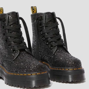 Dr.Martens glitter - Hej, säljer dessa as snygga dr.martens som är i super bra skick. De är väldigt sparsamt använda och inköpta för ca 2 år sedan på Åhléns i Gbg. Hör av er vid intresse och vid fler frågor. Jag har även några fler bilder. Köparen står för frakt. Det blir budgivning om fler är intresserade.  Inga defekter på skorna. Obs, de är inte platå. Original pris: 1900kr