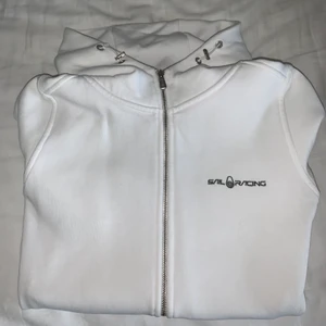 Sail Racing hoddie med dragkedja dam - Säljer en Sail racing hoddie dam. Knappt använd! Super fin och mysig till kallare tider. Ordinarie pris 1300kr 