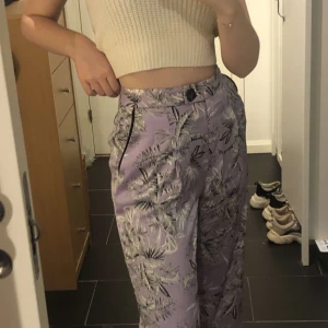Blommiga kostymbyxor - Otroligt skönt material och bra kvalité. Har inte använts för att dom tyvärr är för stora för mig. Frakt är inte inkluderat i priset.