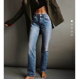 Zara - mid rise straight jeans - Säljer mina zara mid rise jeans i den perfekta blå färgen då dom är för stora för mig. Endast använda ett fåtal gånger, så dom är som nya. Pris: 280+frakt 