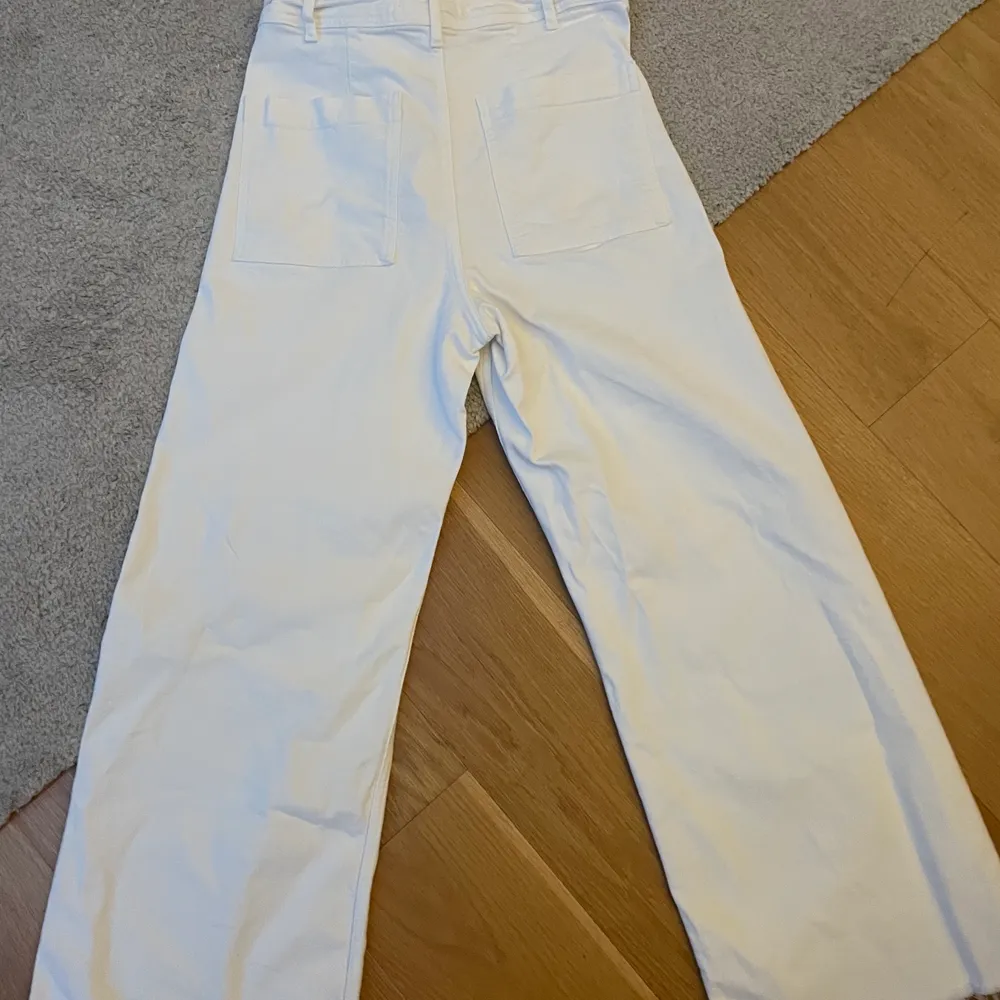 Vita raka Zara jeans i modellen ”Marine straight”. Köpt för något år sedan, endast använda en gång och de säljs inte längre i butik. Inga fläckar osv. Relativt stretchigt material och skulle säga att de passar strl 34-38. 💗 Köparen står för frakt!. Jeans & Byxor.