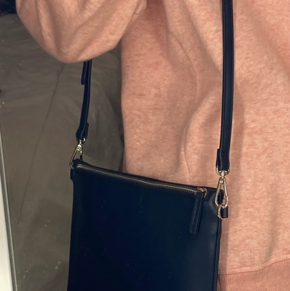 Jätte fin mörkblå Carin Wester handväska i jätte bra skick💕💕 Rymmer mycket och har en mindre ficka på insidan. Säljer för 300 kr inkl frakt :). Väskor.