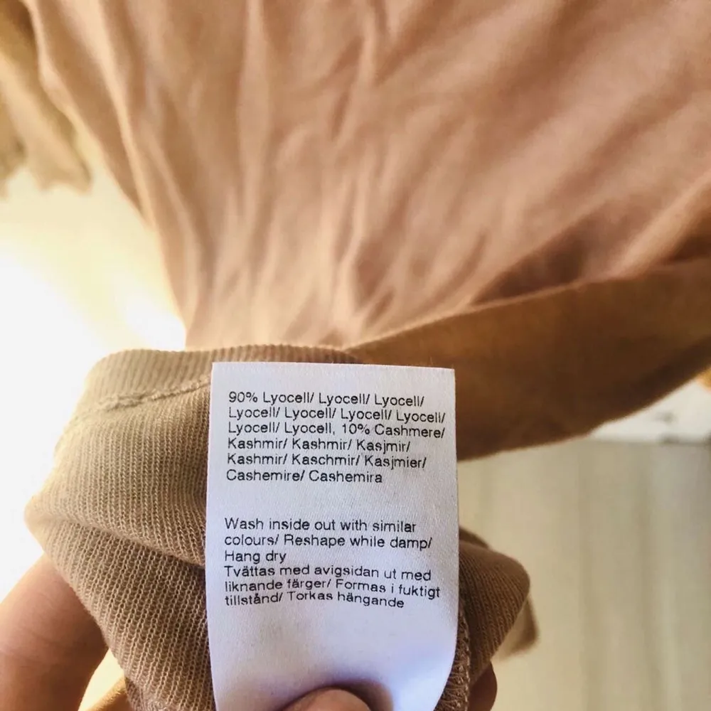 Jättefin beige stickad tröja från Filippa K i storlek Xs! Är i princip i nyskick. Skriv för frågor/ fler bilder!☺️ köpare står för frakt. Tröjor & Koftor.