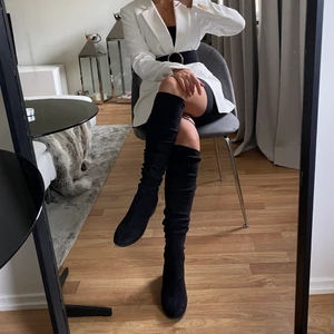 Overknee skor - En fin overknee sko med låg klack och utan dragkedja. Använd ett fåtal gånger, mycket fint skick.  Storlek 36 #overknee #nelly #klack #skor