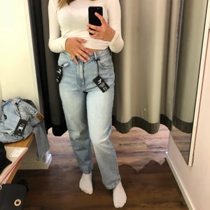 Bikbok  - Världens finaste jeans ifrån Bikbok, helt oanvända endast lappen som är avtagen köpta för 500kr. Köptes i augusti o har inte använts, säljer pågrund av att de inte riktigt är min stil och för jag inte använder det! Köparen står för frakten kan även mötas upp i uppsala❤️❤️ skriv privat för fler bilder eller frågor❤️