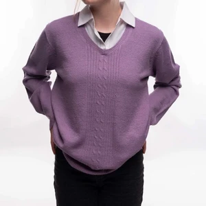 Lila tröja med vit krage - Lila tröja med vit krage  Storlek: 42/44 Pris: 100kr Skick: Bra För mer bilder och info, skicka DM Betalning sker via Swish Kunden betalar frakt