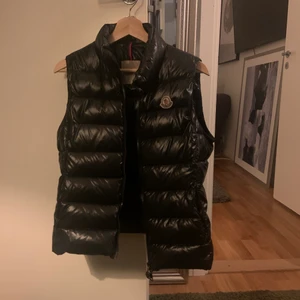 Moncler väst - Säljer min superfina monclerväst då den inte kommer till användning längre. Köpte den förra året på nk för 5000kr om jag kommer ihåg rätt. Stl 2 vilket motsvarar S/M