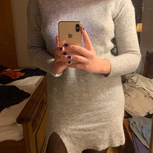 En grå stickad klänning  - En grå stickad klänning från kapphal. Säljer pga är för liten för mig.