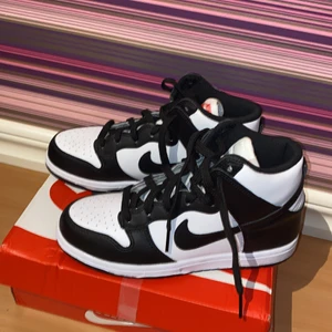 nike jordan - Hej säljer ett par helt oanvända Nike Dunk High Panda, köpt från 2 andra tjejer innan. En tjej köpte jag dessa av, men dem är inte använda! De är storlek 35 men skulle kunna passa 35,5 oxå, bara att höra av sig vid intresse! Buda gärna i kommentarerna