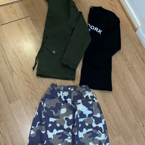 Fin  - Jätte fin och tröjan är svart och de står new york och jakan är grön 