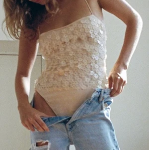 Zara body - Body från zara med paljetter i storlek S. Den är aldrig använd och prislappen sitter kvar. Passade inte mig och hann inte skicka tillbaks❤️‍🩹 Nypris: 259kr