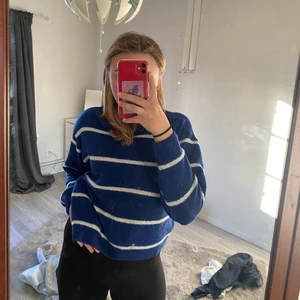 Stickad tröja  - Fin blårandig tröja i storlek XS kommer tyvärr inte till användning💞