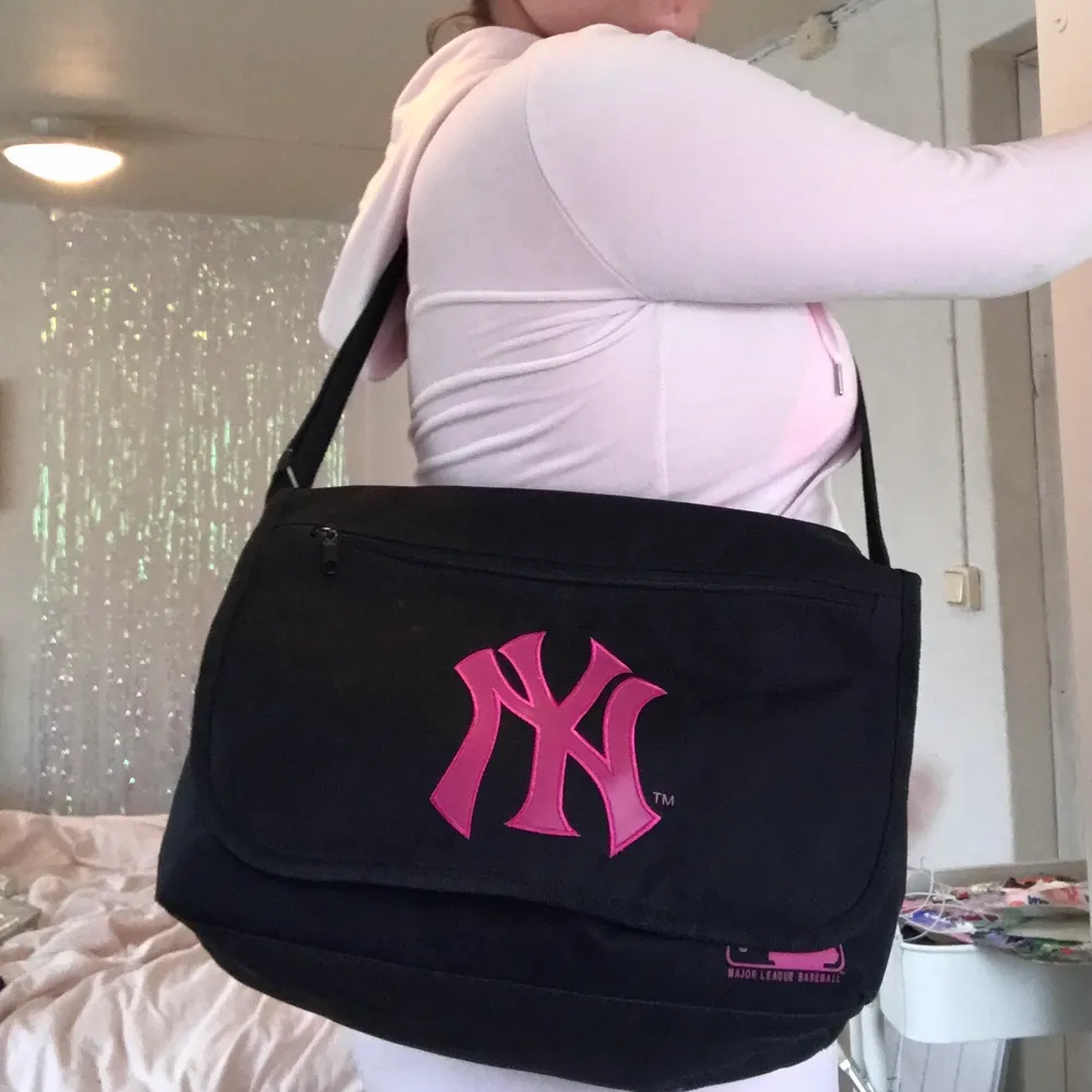 märke: new york yankees  - rosa och svart - använd men fint skick. Väskor.