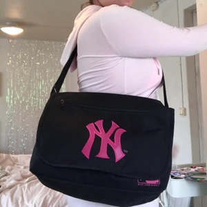 New York Yankees väska - märke: new york yankees  - rosa och svart - använd men fint skick