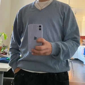 Pullover Cashmere - As mysig pullover i Cashmere o Bomull. Babyblå i färgen o lite baggy i passformen. Bud från 99kr. Frakt tillkommer annars möts vi på söder💙🤍