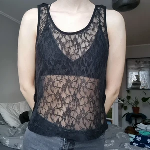 spetslinne - svart spetslinne i bra skick, står ingen storlek men jag är en xs/s och den är lite oversize så kan passa många storlekar