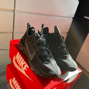 Nike react - Hej! Säljer ett par helt nya Nike react skor. Storlek 40! 