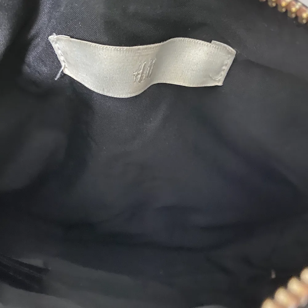 Supersnygg ormskinn partväska från H&M. . Väskor.