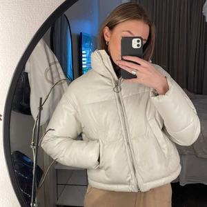 Jacka - Supersnygg dunjacka i skinnimitation från Bershka. Köptes förra vintern och är använd ett fåtal gånger, men är i superfint skick! Väldigt varm så går att ha hela vintern. Går att dra åt i midjan. Om det är flera som är intresserade blir det budgivning 💕