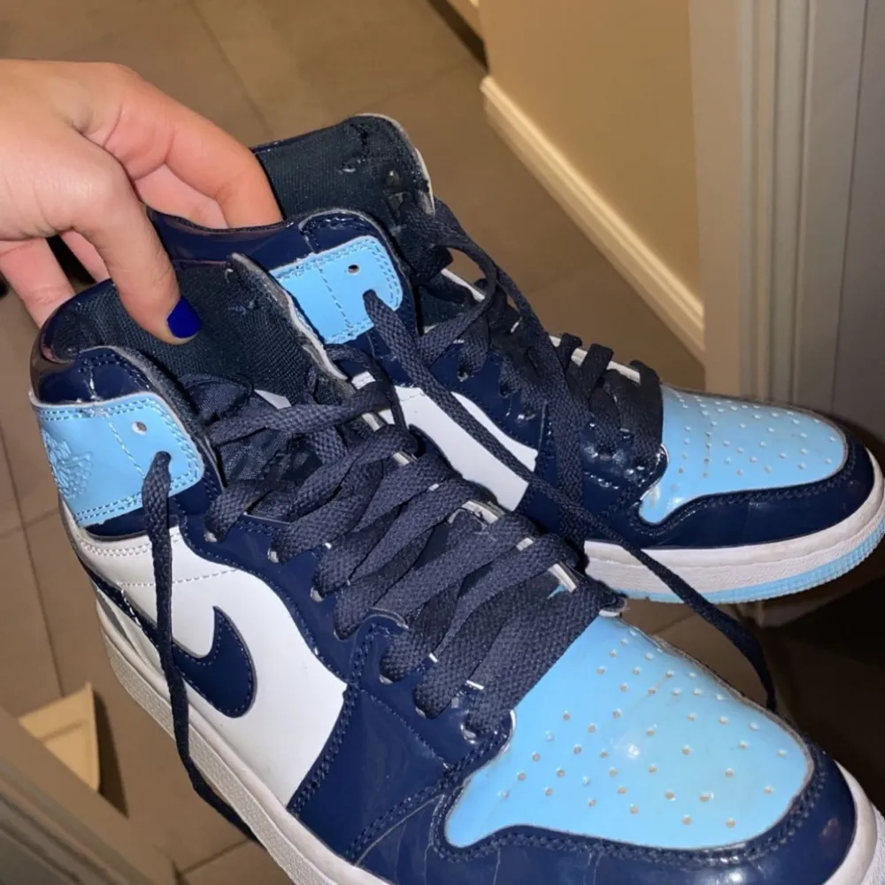 Hej! Säljer dessa blue chill jordans i nytt skick endast använda fåtals gånger. Säljer dessa då det knappt kommit till användning, men det är i väldigt god kvalite och passar på mig som är emellan storlek 38 och 39. Får jag inte ett bra pris kommer jag att behålla skorna tills vidare, så endast seriösa bud. Nypris på dessa kan kosta upp till 13000 kr och köpte mina väldigt dyrt. Frakt pris står köparen för.. Skor.