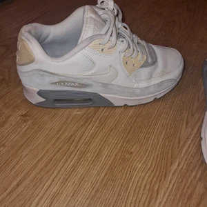 Air max 90 dam - Helt nya nike air max 90 storlek 38,5 aldrig använda endast provade köptes på footish för 1000kr jag säljer dom för 600 vid snabbaffär går priset att diskutera. 