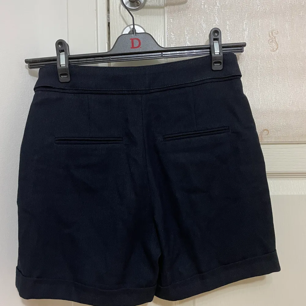 Jätte snygga marinblåa shorts med guldknappar, storlek 36 men funkar 34-38.  Aldrig använda. . Shorts.