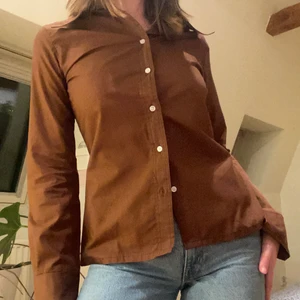 Brun vintageskjorta  - Säljer denna superfina skjorta som jag köpte i en vintagebutik nyligen 🧚🏻‍♂️ Tyvärr kommer den inte till användning 