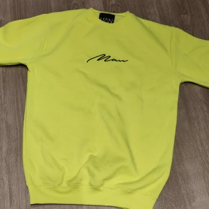Neon färgad sweatshirt  - Oanvänd den va för liten 