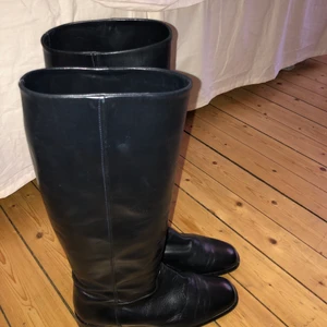 Stövlar  - Säljer mina stövlar som är i äkta läder! Stövlar som är rätt inne just nu.