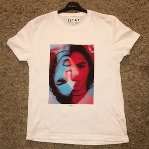 T-SHIRT MED TRYCK - En t-shirt från Carlings. Knappt använd och är i väldigt bra skick! Köpare står för frakt :) Bara skriva om man vill ha bättre bilder :)❤️