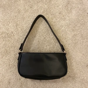 Baguetteväska - Säljer denna baguetteväskan från shein, använd en gång🖤 Köptes för 100kr för ca ett år sen! •Köparen står för frakt och betalning sker via swish•