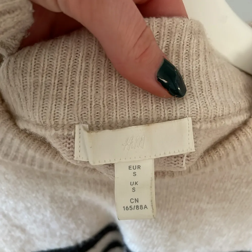 Super stretchig, skön tröja från HM säljs då den tyvärr inte kommer till använd <3 frakt tillkommer. Tröjor & Koftor.