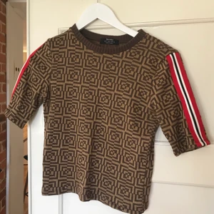 Tröja - Fin kort brun tröja med tryck från Bershka - med detaljer på sidorna. Påminner om Fendi-trycket. Aldrig använd, endast prövad. Frakt tillkommer 🌹