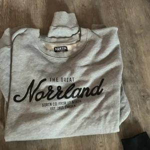 The great norrland sweatshirt  - Fint skick, hjälper min far att sälja bort kläder som har blivit förstor! Storlek XXL 200kr