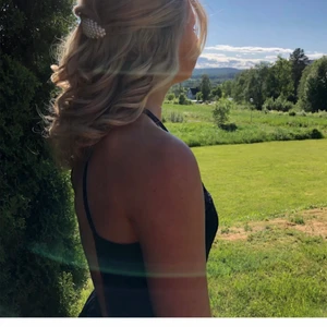 BALKLÄNNING 🌟 - Säljer min balklänning ifrån Nelly som jag köpte för något år sedan, tror inte den finns kvar. Den var lite för stor för mig på bilderna, passar en 34/36a. Tror jag köpte den för ca 800kr. Köpare står för frakt 🥰😇